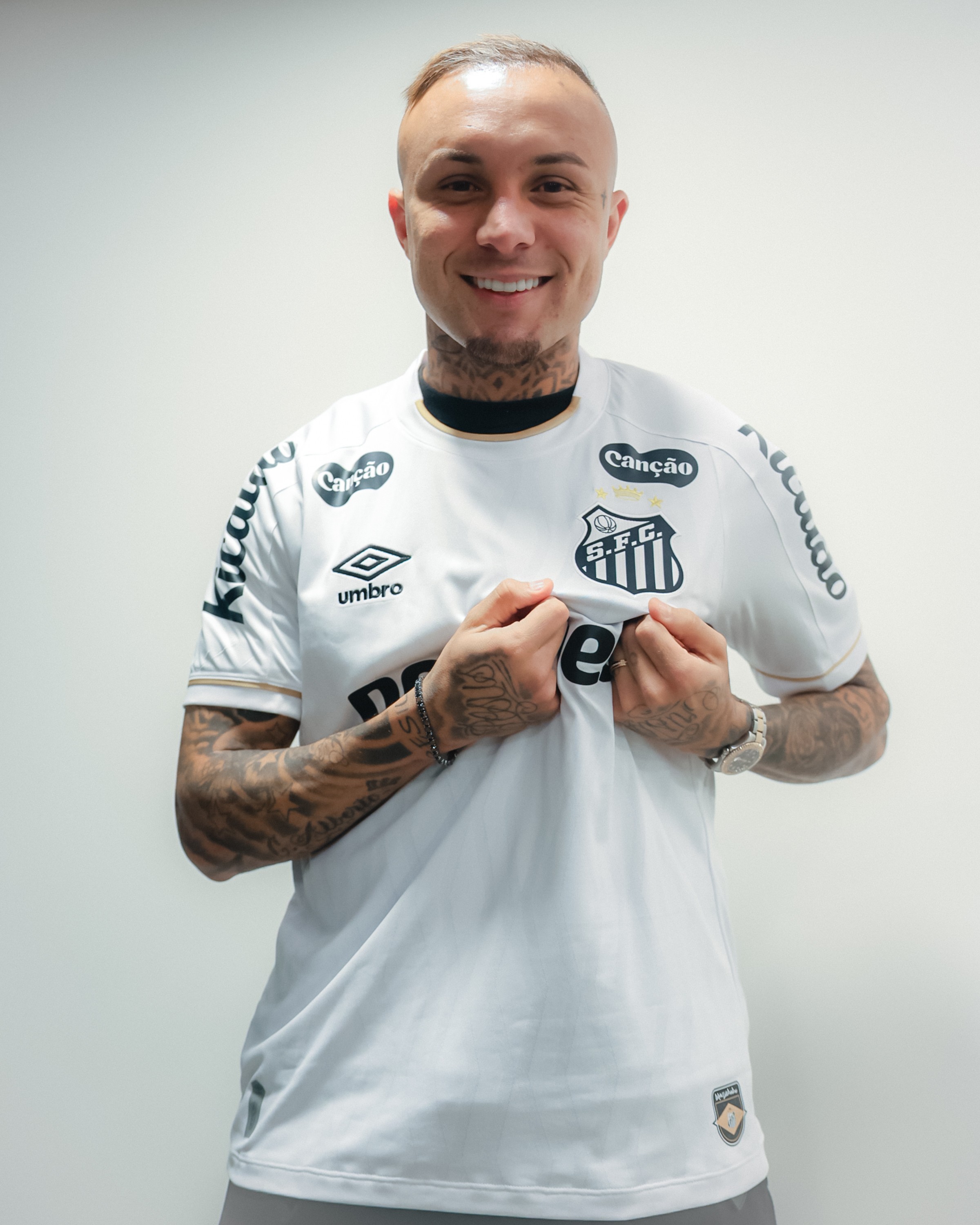 Santos anuncia a contratação do atacante Everton Cebolinha
