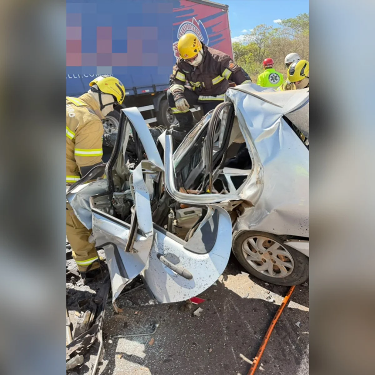 Mulher morre após ficar presa às ferragens em acidente com carro e caminhão