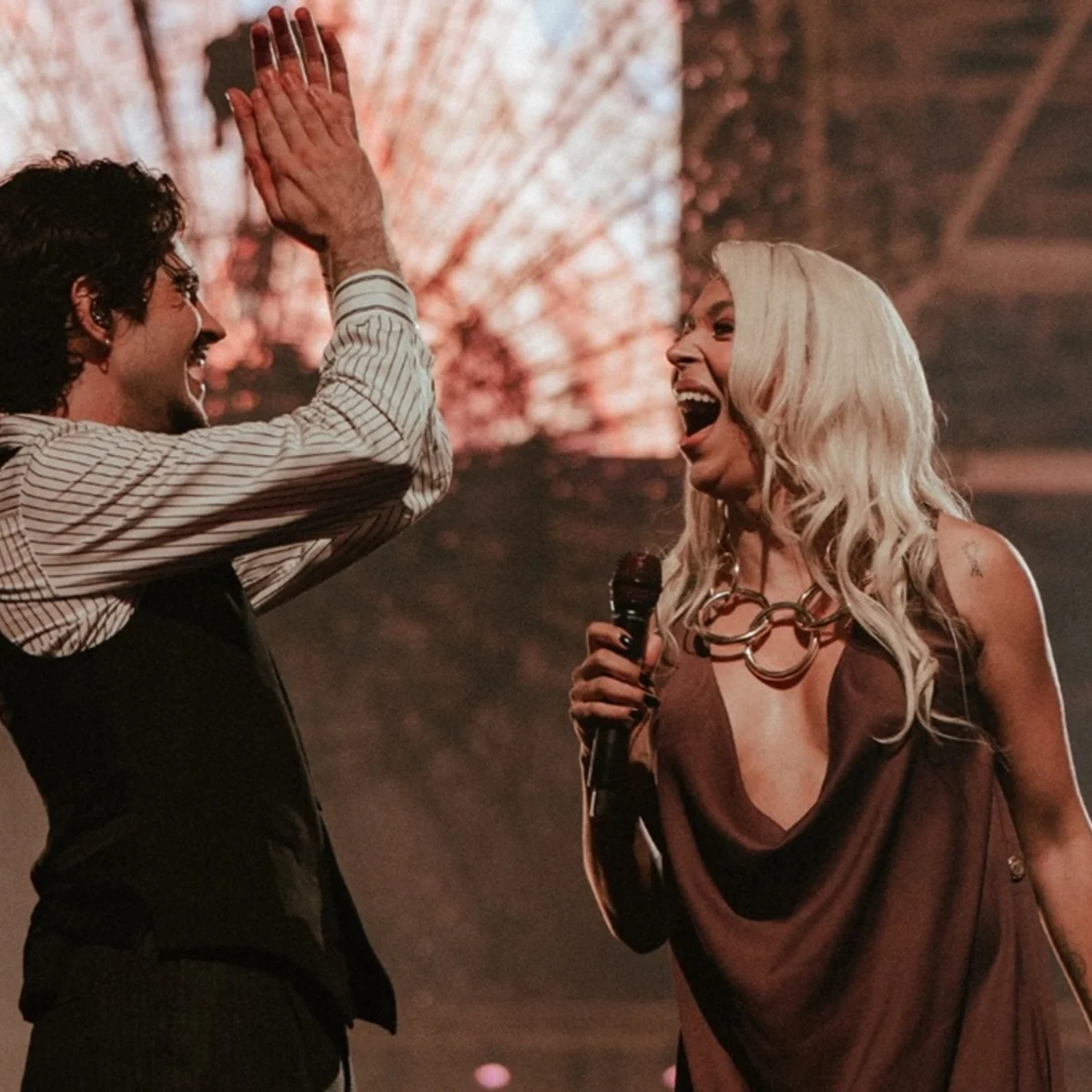 Deputado acusa Erika Hilton de showmício por participação em música do Jão