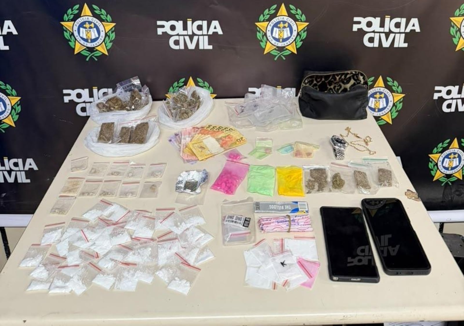 Agentes da 17ª DP, 28ª DP e 44ª DP apreenderam diversas embalagens com drogas Reprodução/Polícia Civil