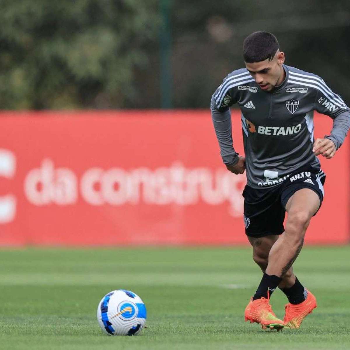 Santos mira ex-Atlético-MG e esbarra em exigência do Dínamo Moscou