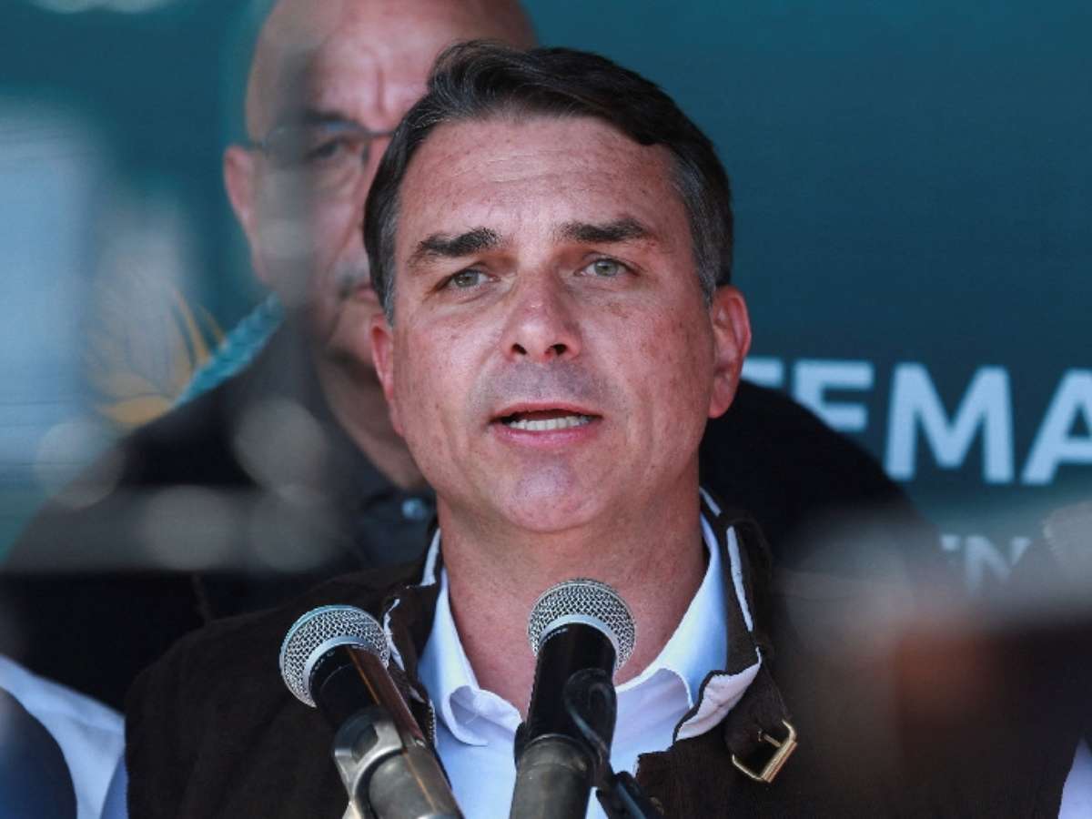 Flávio Bolsonaro tentou ligar para Vorcaro nos quatro dias anteriores à prisão do banqueiro dono do Master, diz jornal