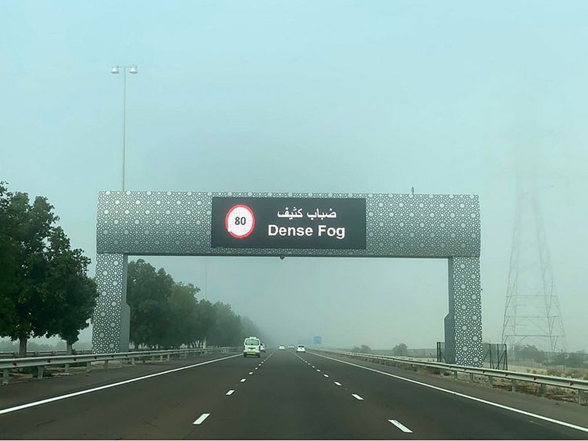Alerta de neblina em Abu Dhabi: limites de velocidade restaurados após restrições temporárias nas principais vias