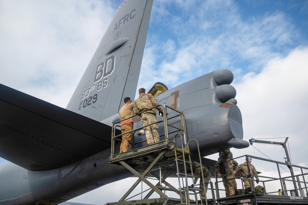 Imagem relacionada à notícia: 307 a ala da bomba chega ao Reino Unido para Cobra Warrior 2025 Exercício