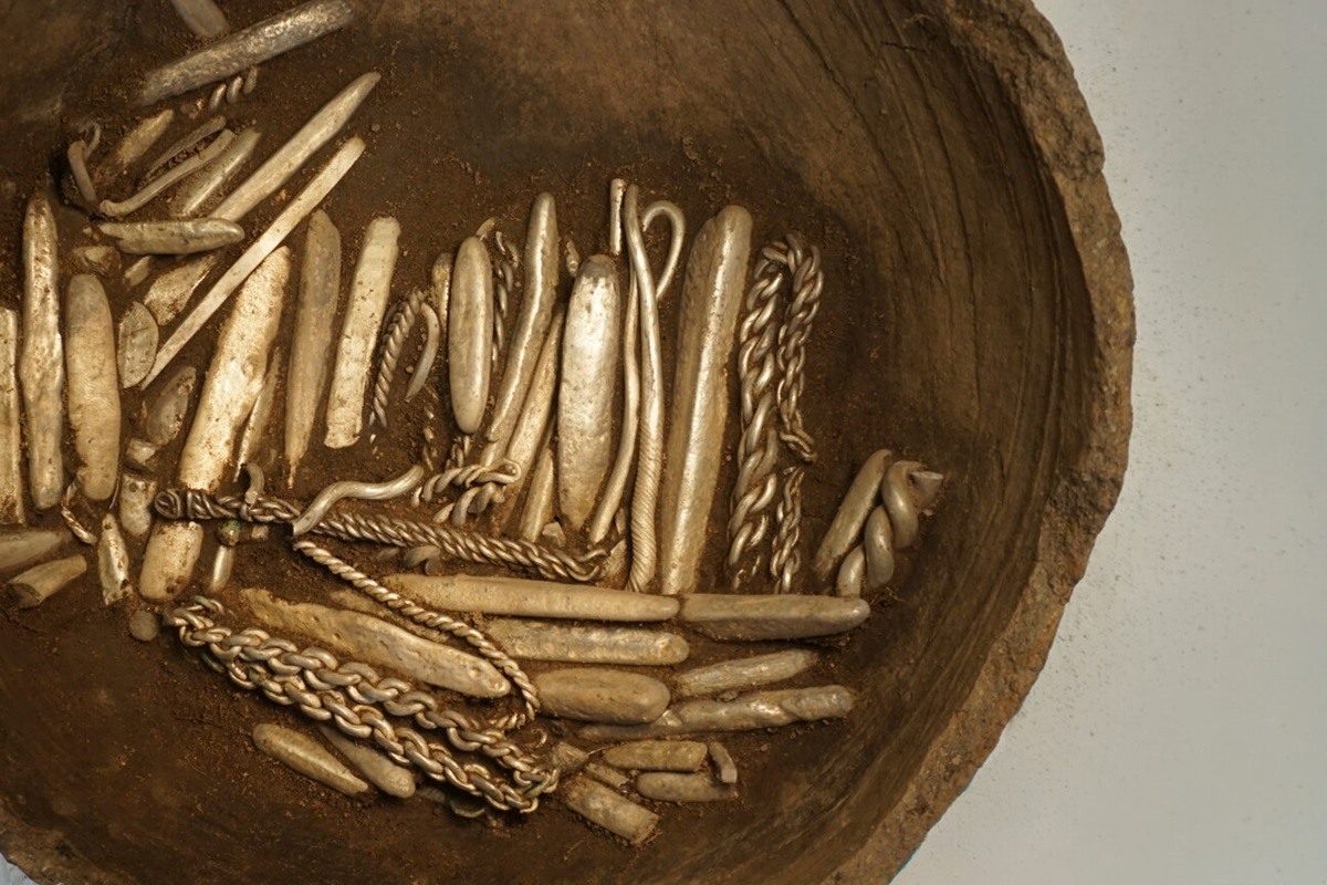 Homem acha tesouro com mais de 18 kg de prata da Era Viking em seu jardim