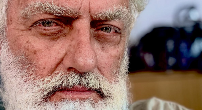 Werner Schünemann mostra detalhes da caracterização do profeta Isaías em A Ira do Herdeiro