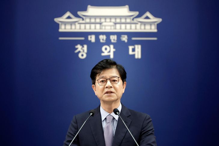Seong Ghi-hong, senior presidential secretary for public relations and communication, gives a press briefing at Cheong Wa Dae in Seoul, July 10. Yonhap