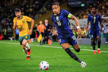 Raphinha deixa jogo da seleção sentindo a coxa e pode ser mais uma ‘vítima’ da Data Fifa