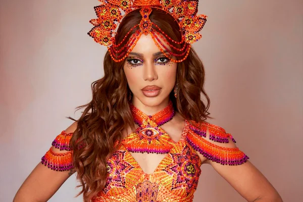 Anitta revela dificuldades com transição capilar: “Já pensei em desistir”