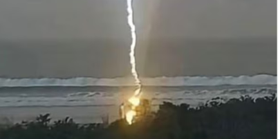 Imagens de c&acirc;meras de seguran&ccedil;a registraram o momento em que o raio atingiu a praia de SC na tarde de sexta-feira, 28 Foto: Reprodu&ccedil;&atilde;o/Instagram/@andrevilsonfrancisco