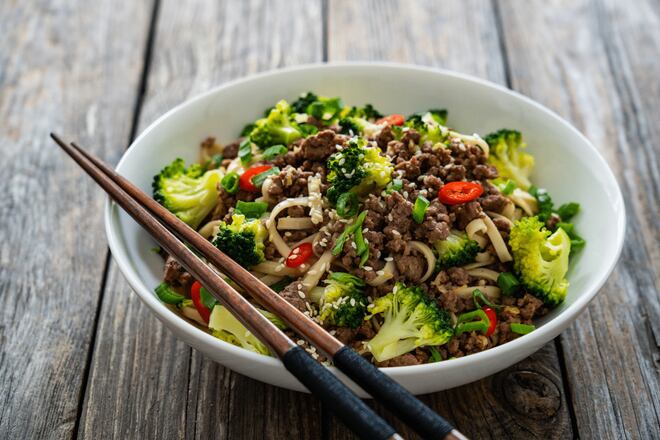 Esse macarrão com carne moída e brócolis é uma opção completa para um jantar nutritivo