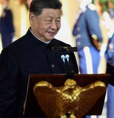 O presidente dos EUA, Donald Trump, segura uma pasta ao lado do presidente chinês, Xi Jinping, antes de Xi proferir um discurso durante um jantar de Estado na Casa Branca, em Washington, D.C., EUA, em 24 de setembro de 2026. Foto: REUTERS - Evelyn Hockstein / RFI