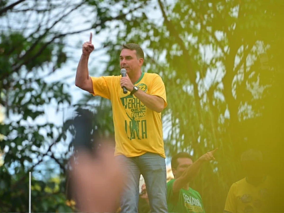 A santa que tira o sono de Flávio Bolsonaro