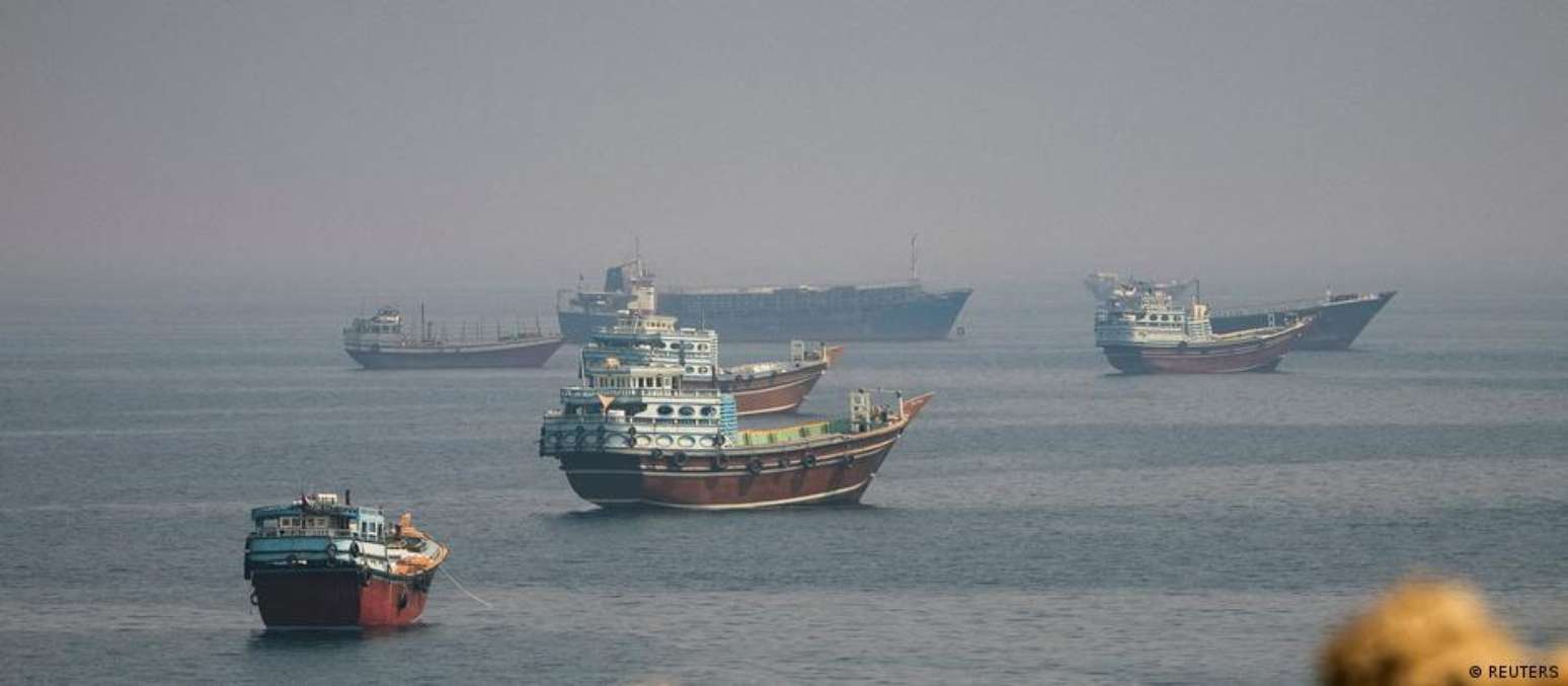 Embarcações em área próxima ao Estreito de Ormuz