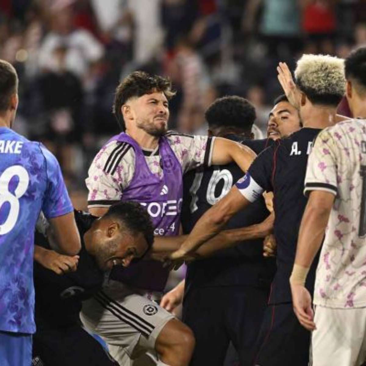 Confusão marca fim de jogo em amistoso entre EUA e Chile
