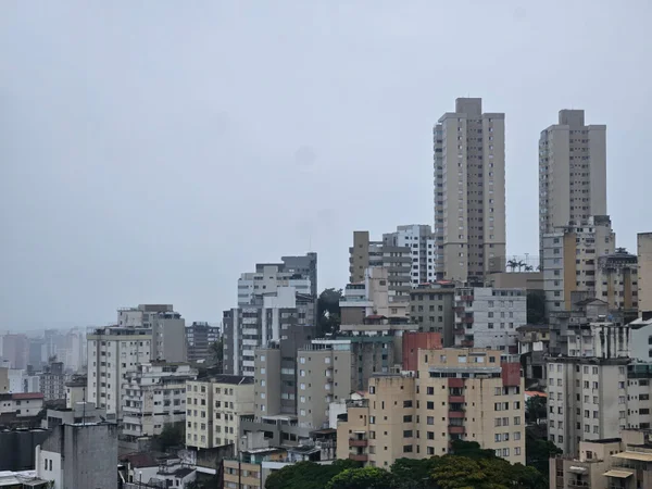 BH amanhece com sensação de 3,4°C e pode ter tempestade com granizo
