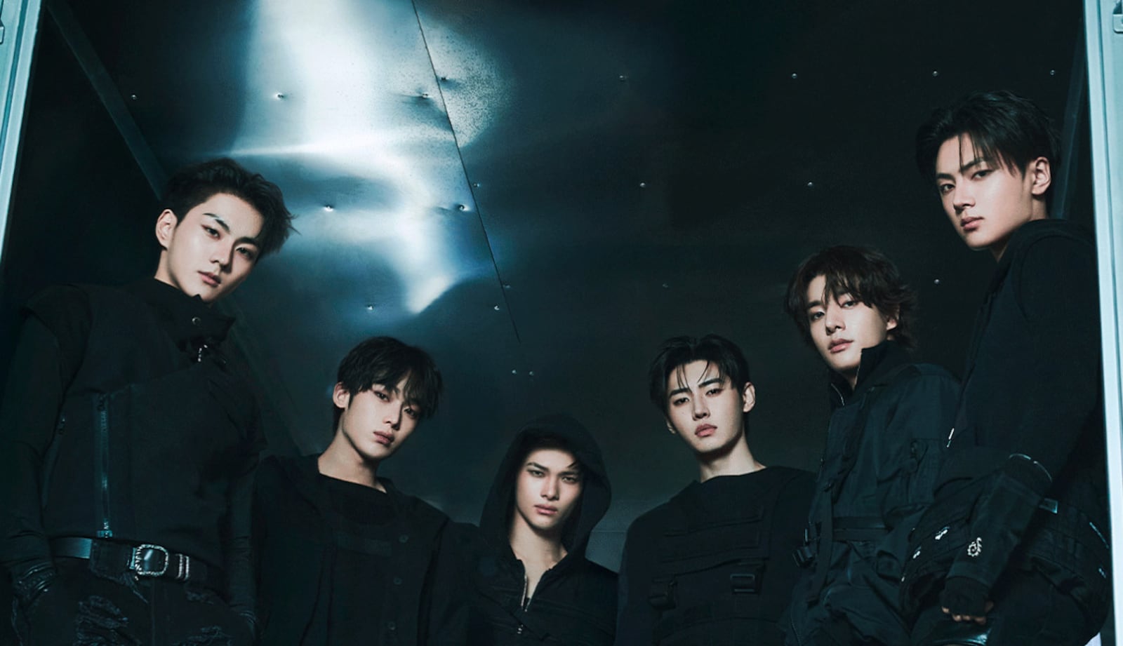 A turnê mundial “BLOOD SAGA”, do ENHYPEN, revive o show de estreia em Seul, com performances intensas e uma produção de palco inspirada no universo vampiresco do grupo. HYBE Corporation
