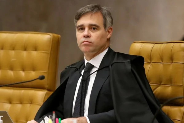 Mendonça procurou ministros de Lula para avisar sobre decisão contra Andrei