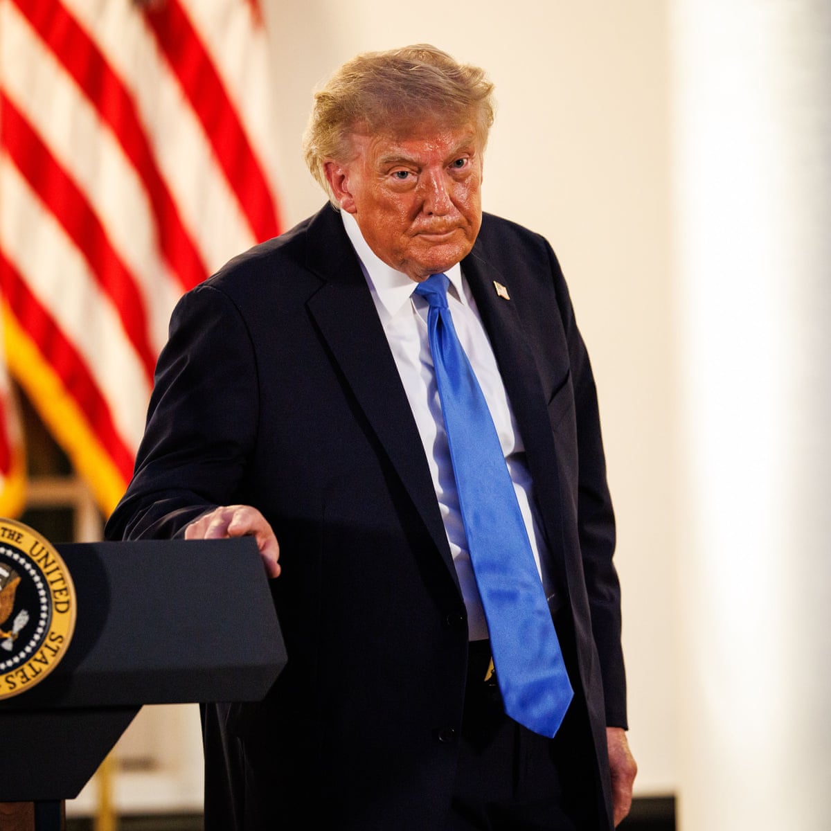 Os republicanos em luta para manter a maioria olham para uma 'convenção de meio mandato' para superar a impopularidade de Trump.