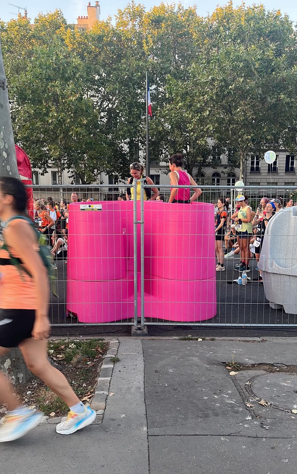 Corredoras se preparam para usar o mictório feminino na Maratona de Berlim: praticidade para o xixi — Foto: Cacá Filippini/Arquivo pessoal