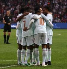 Mbappé em disputa de bola com defensor da Turquia - Foto: Divulgação / FFF / Jogada10