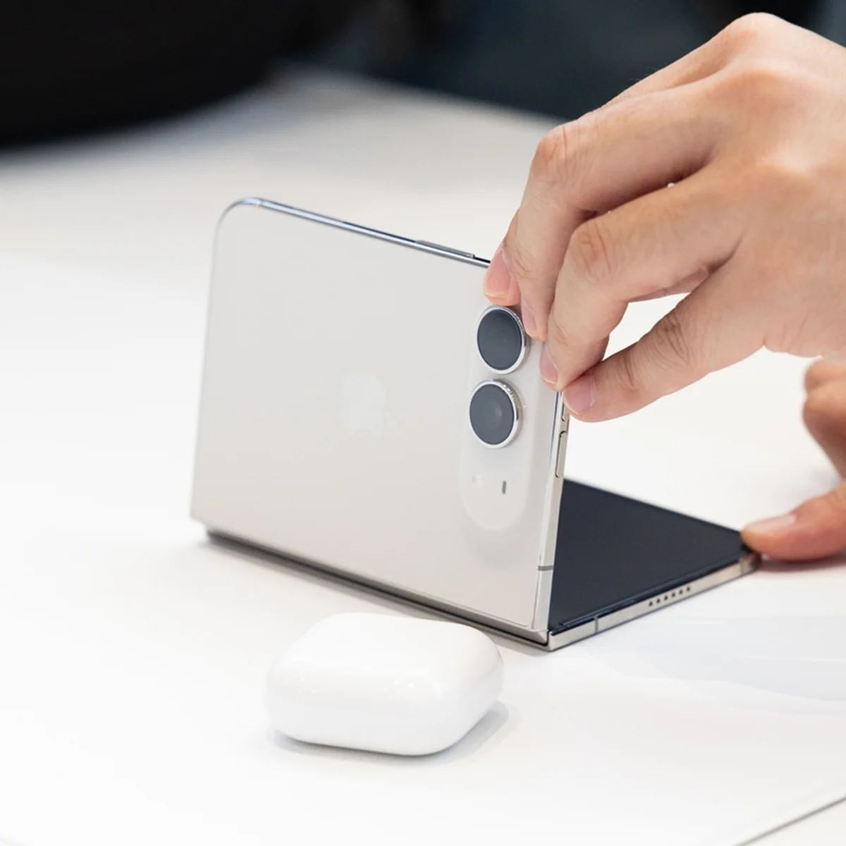 Vendido a US$ 2 mil nos EUA, iPhone dobrável chega ao Brasil por R$ 22 mil