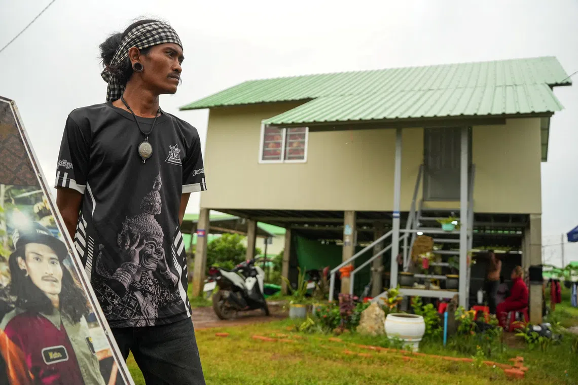 Na 'Aldeia da Espera' do Camboja, um tatuador lamenta o comércio perdido na guerra