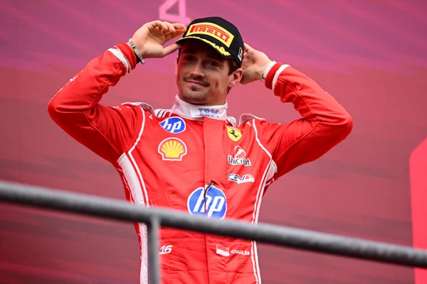 Quatro poles e nenhuma vitória: Leclerc tenta superar os muros de Baku - destaque galeria
