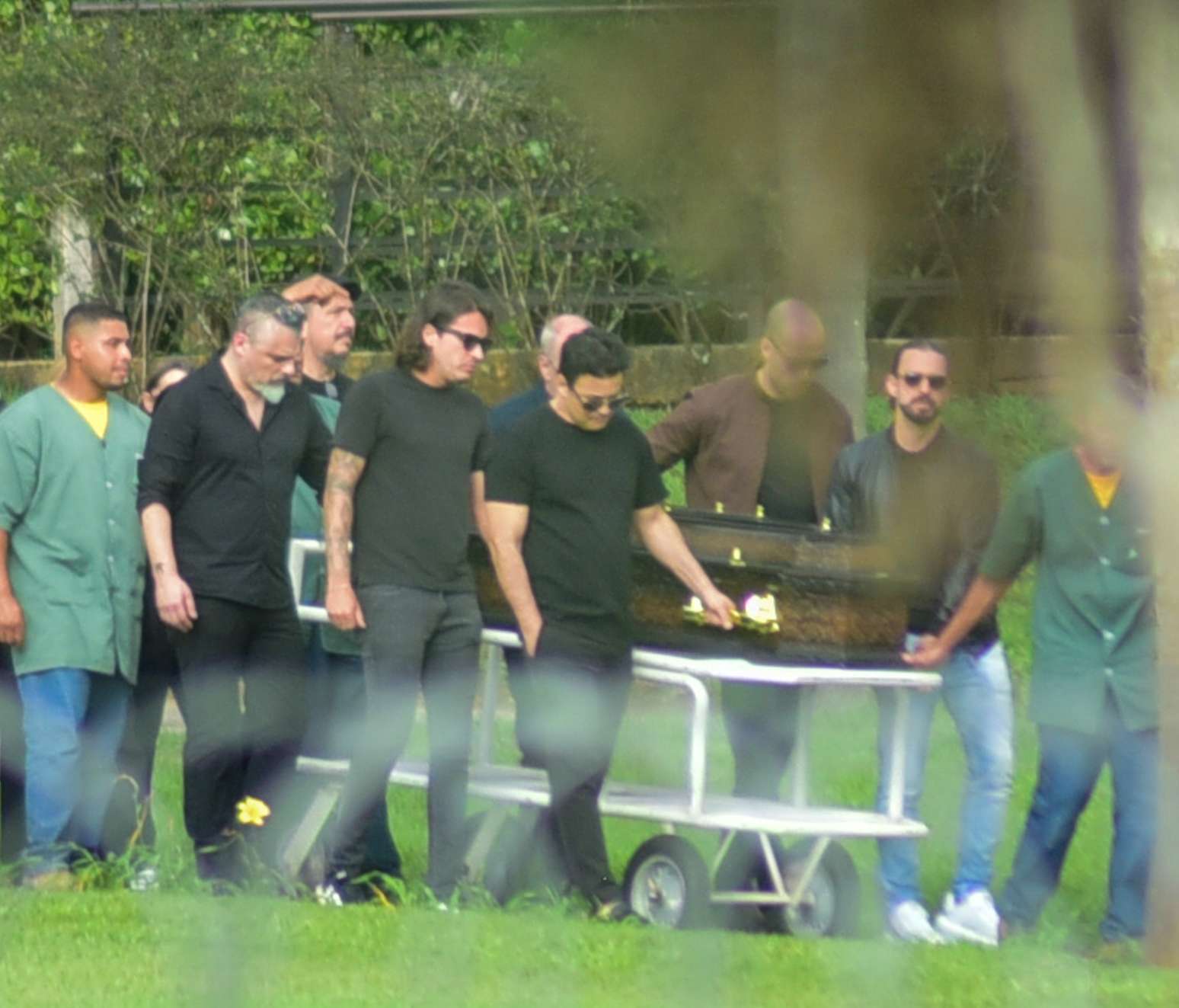 Renner leva caixão de Rick após o cantor morrer em acidente de helicóptero