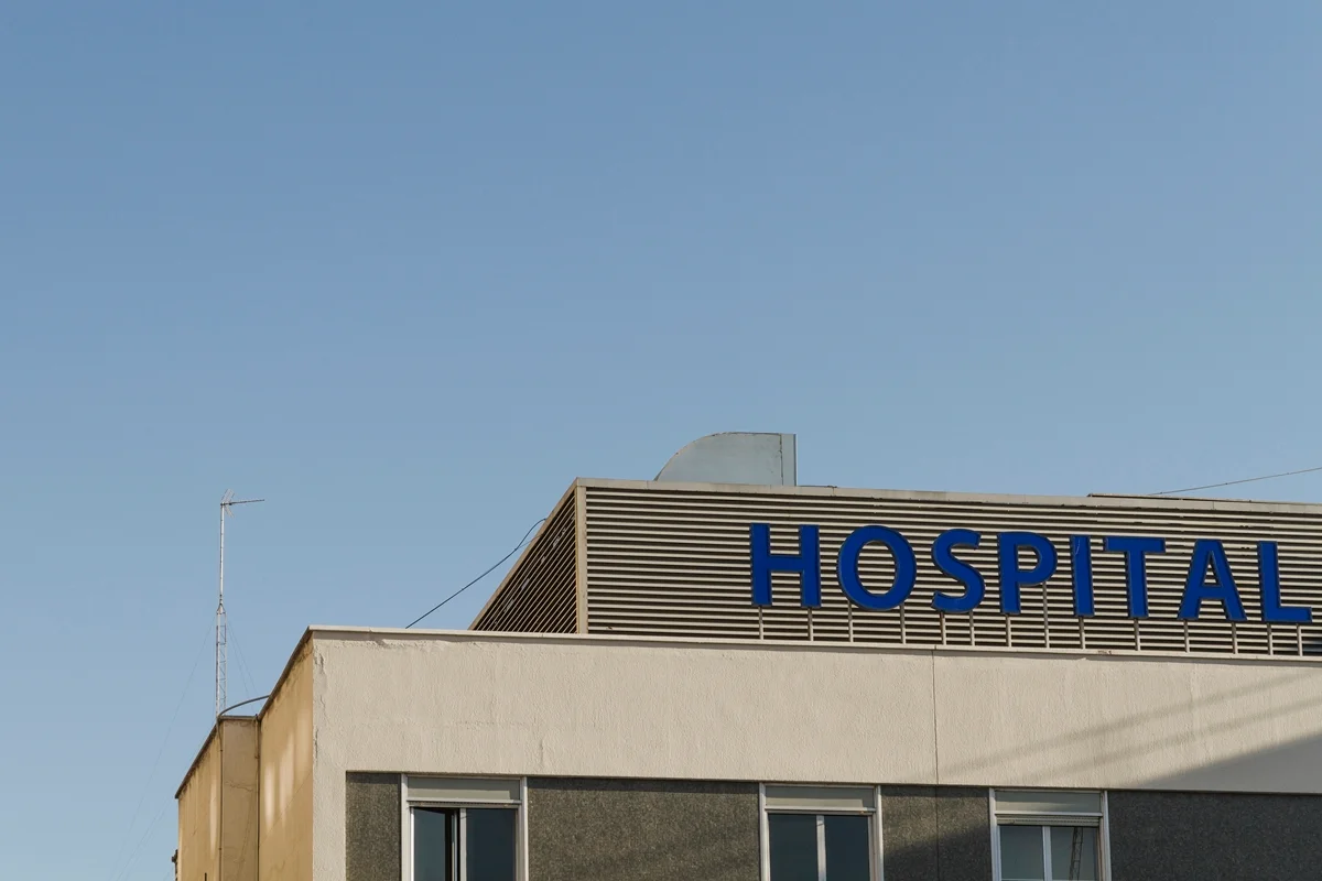 Foto colorida de fachada escrito a palavra hospital - Metrópoles.