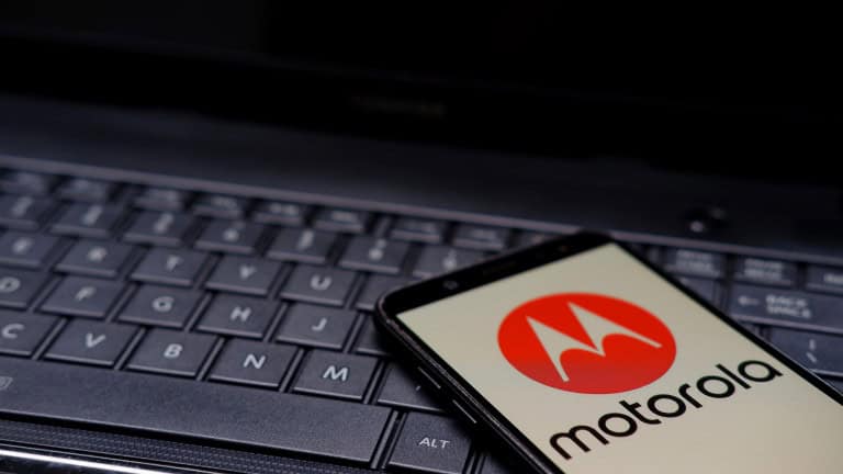 Motorola “exibe” novo Razr dobrável em teaser após estreia do iPhone Duo