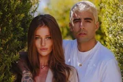 Após separação, Cintia Dicker posa de topless na web e Pedro Scooby reage