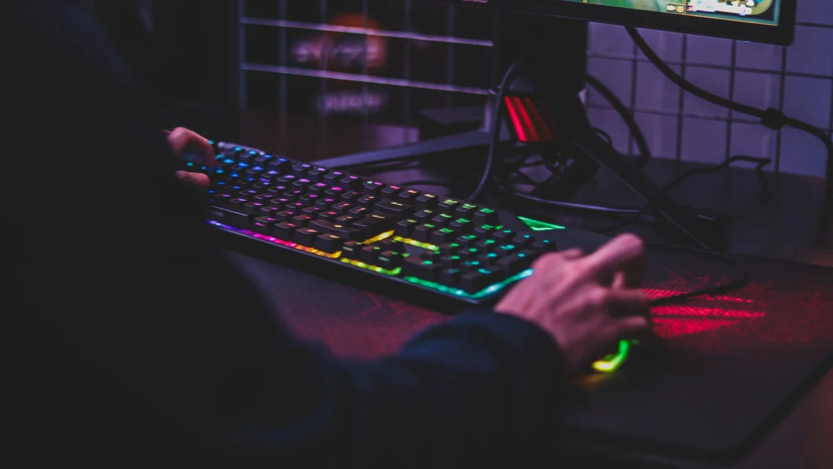 pessoa jogando no PC e foco nos periféricos gamers