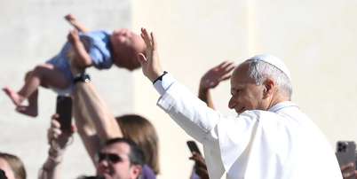 Papa em meio aos fi&eacute;is na Pra&ccedil;a S&atilde;o Pedro Foto: ANSA / Ansa - Brasil