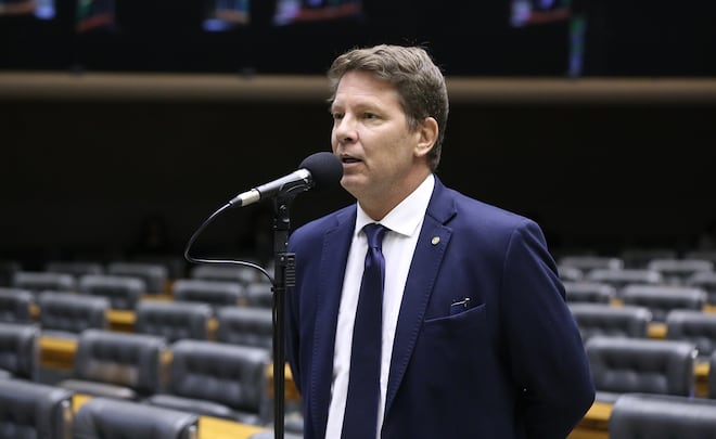 PF vê suspeita de crime em recursos transferidos por Frias para filme de Bolsonaro