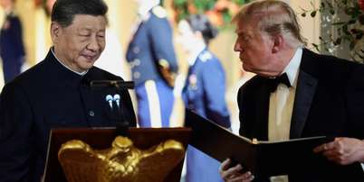 O presidente dos EUA, Donald Trump, segura uma pasta ao lado do presidente chinês, Xi Jinping, antes de Xi proferir um discurso durante um jantar de Estado na Casa Branca, em Washington, D.C., EUA, em 24 de setembro de 2026. Foto: REUTERS - Evelyn Hockstein / RFI