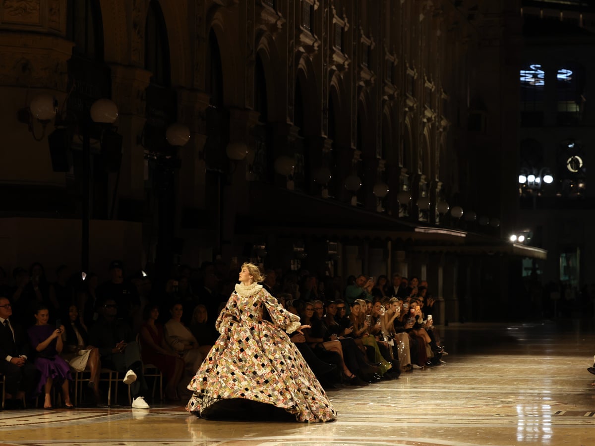 'É problemático': preocupação enquanto fabricante de injeções para perda de peso patrocina evento da Vogue World