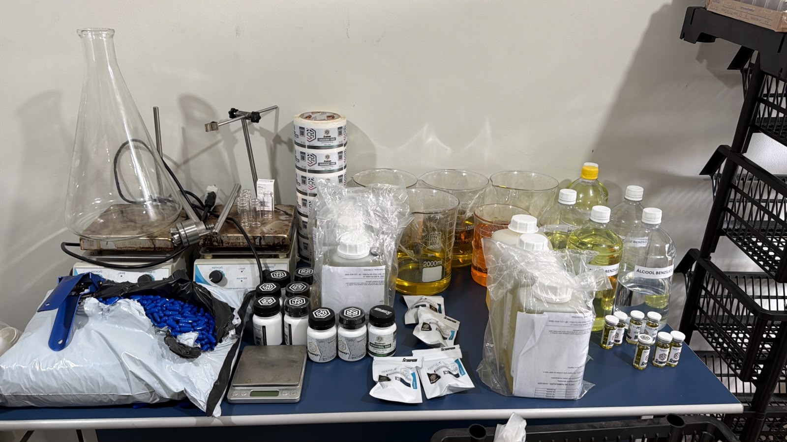 Polícia desmantela fábrica clandestina de anabolizantes e prende dois homens em São Gonçalo (RJ)