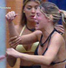 Ana Bruna aos prantos após briga com Sérgio Foto: Reprodução/Record