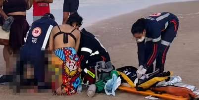 Turista morre afogado ap&oacute;s salvar filho em praia de Ilh&eacute;us (BA) Foto: Reprodu&ccedil;&atilde;o/TV Santa Cruz