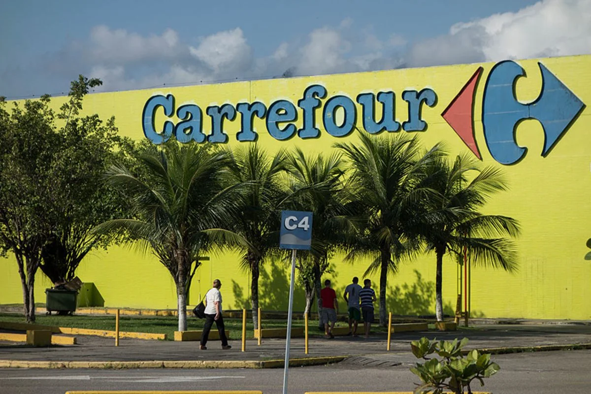 Imagem colorida de loja do Carrefour - Metrópoles