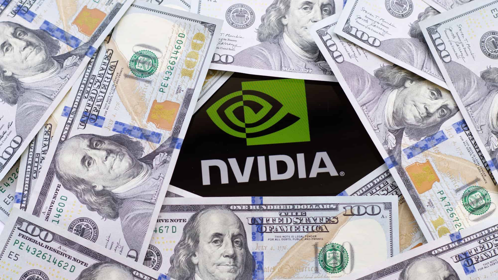 logo da nvidia cercado de notas de dinheiro em dólar