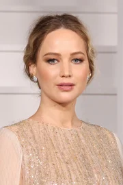 Para compor o look, Jennifer usou brincos Schlumberger da Tiffany & Co.