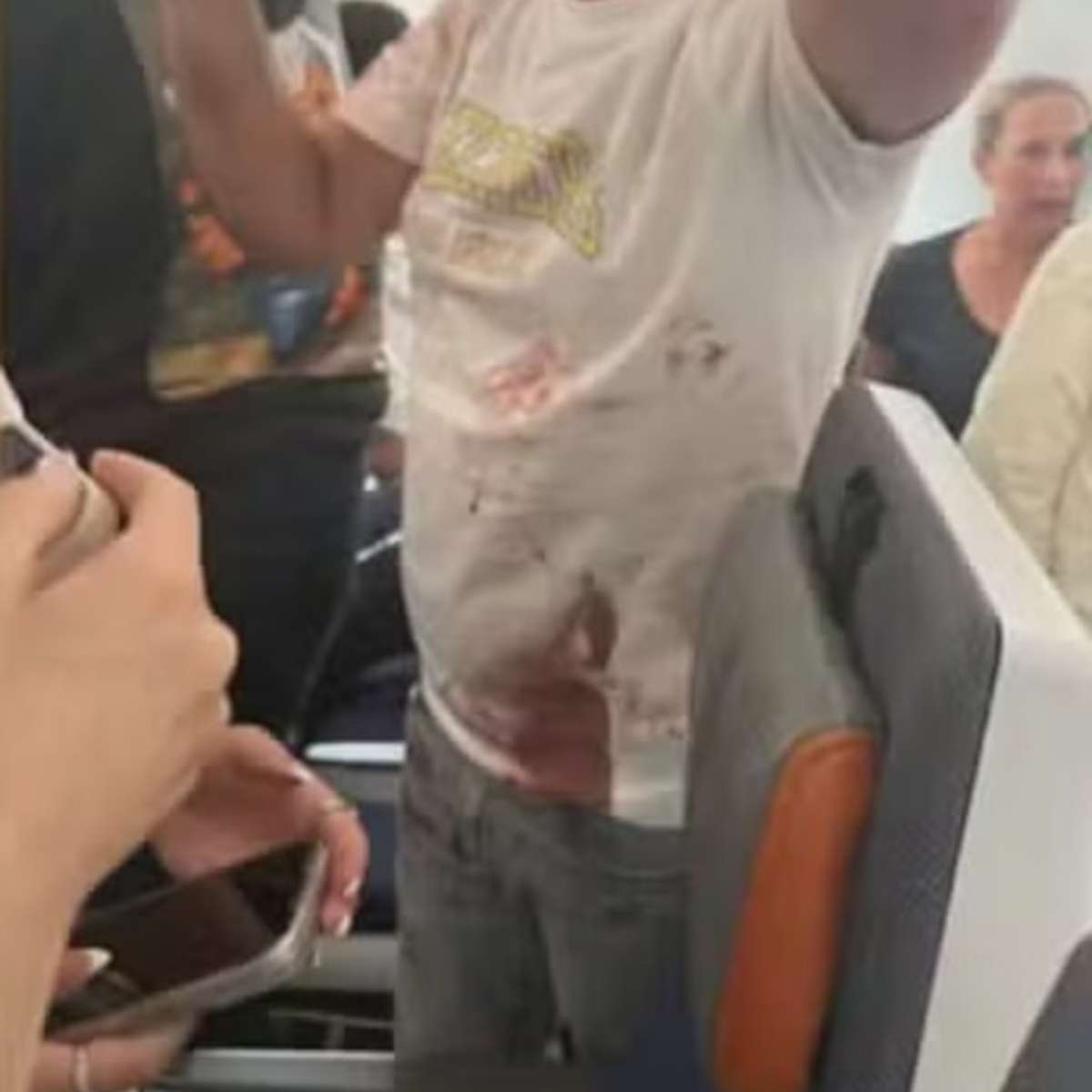 'Sangue por toda parte': passageiros relatam horror em voo para Israel após piloto ser esfaqueado