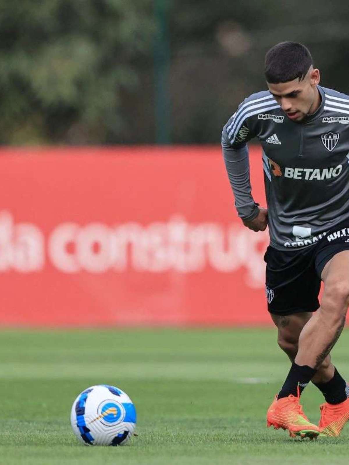 Santos mira ex-Atlético-MG e esbarra em exigência do Dínamo Moscou