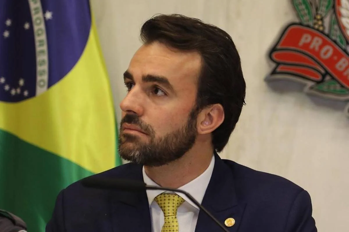 Kassio abre divergência e TSE permite que deputado use imagem de Bolsonaro