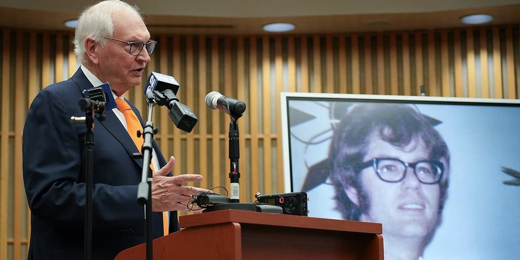 O mistério dos assassinatos por Tylenol se aprofunda após o escritório do xerife resolver um caso frio de décadas sobre o 'Desconhecido Vagabundo'.