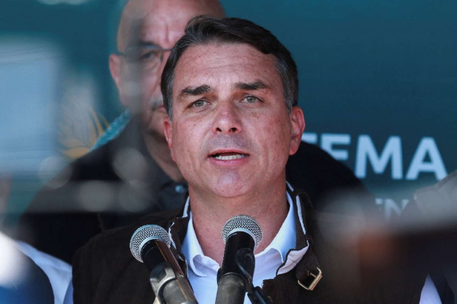 Candidato &agrave; Presid&ecirc;ncia Fl&aacute;vio Bolsonaro durante ato de campanha em Esteio, no Rio Grande do Sul