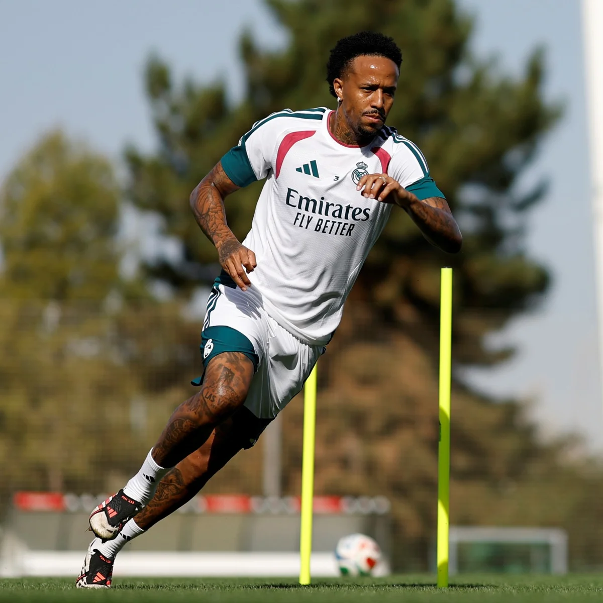 Desfalque no Brasil, Militão volta a treinar com elenco do Real após lesão