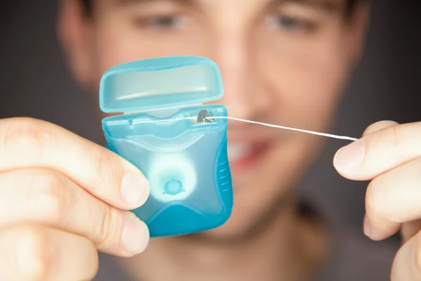 Dentista ensina o jeito certo de usar o fio dental e evitar o mau hálito